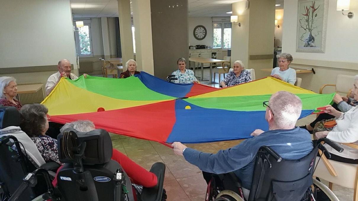 Le jeu de la toile de parachute à Korian Villa d’Azon