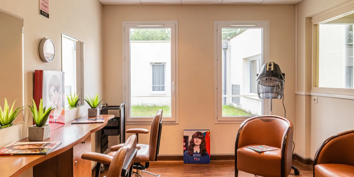 2021-KORIAN%2520CHATEAU%2520DES%2520LANDES-45-SALON%2520DE%2520COIFFURE_52